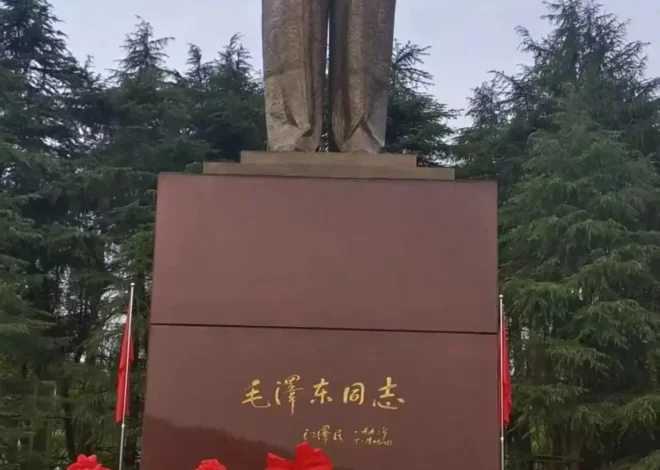 邯郸市延安精神研究会向韶山毛泽东铜像敬献花篮