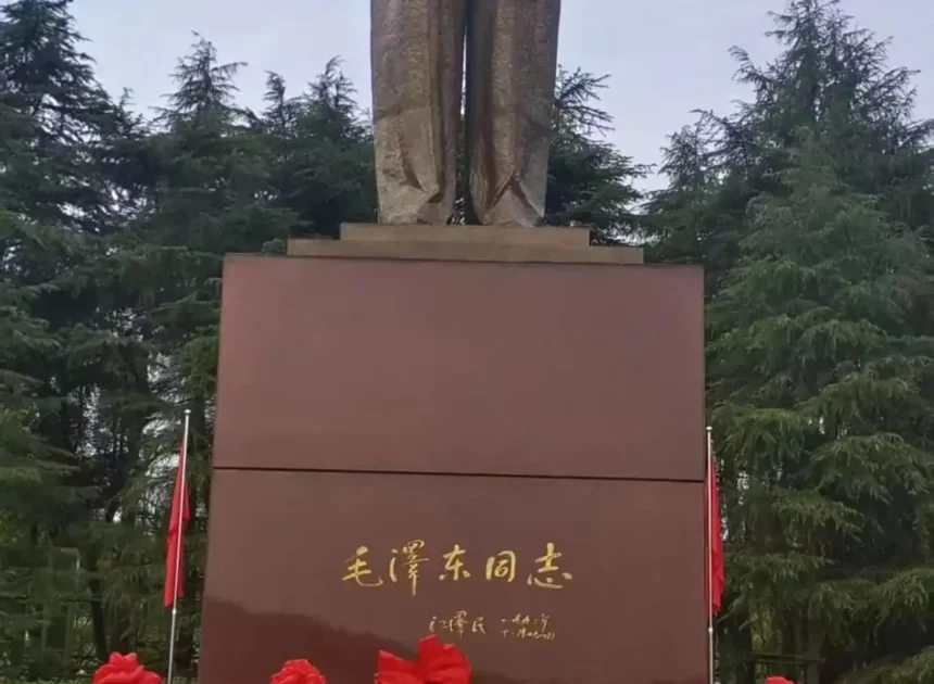 邯郸市延安精神研究会向韶山毛泽东铜像敬献花篮
